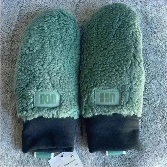 UGG Green and Black Mittens - Picture 4 of 6